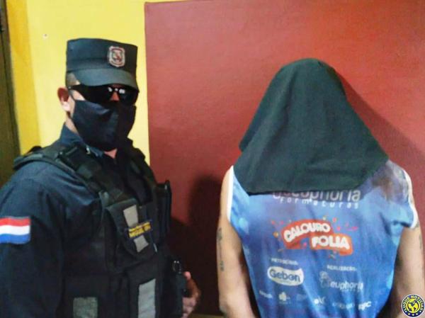 Dueño de casa sorprende a ladrón en su patio •
