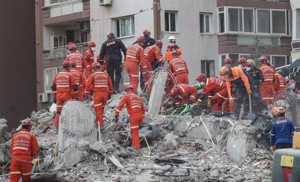 Niña de 4 años fue rescatada con vida después de pasar casi cuatro días bajo los escombros luego de un terremoto en Turquía