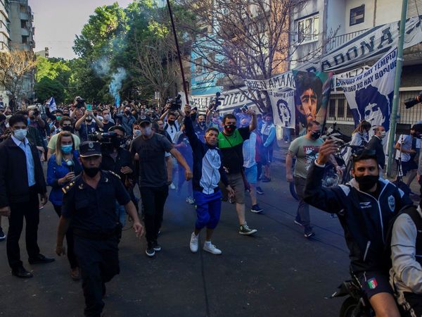Operan a Maradona de un coágulo en la cabeza