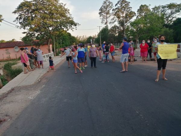 Vecinos de Ypané se manifiestan para exigir reparación de una ruta con enorme hendidura - Nacionales - ABC Color