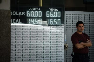 Los dólares "alternativos" en Argentina se desinflan tras tocar nivel récord - MarketData