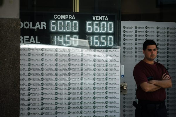 Los dólares "alternativos" en Argentina se desinflan tras tocar nivel récord - MarketData