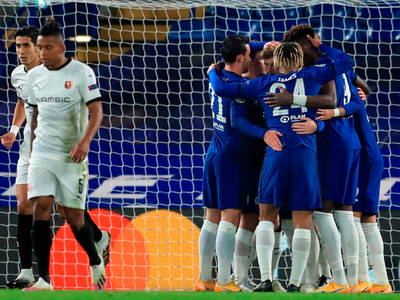 Chelsea y Sevilla encabezan el grupo E al cierre de la primera rueda