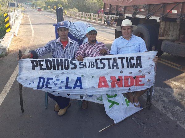 Crónica / Indígenas se encadenaron contra “apagones” de la Ande