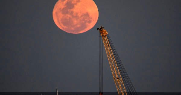 La Nación / La NASA planea llevar a la primera mujer a la Luna en el 2024