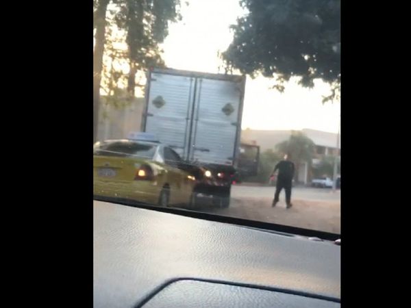 Altercado entre taxista y conductor de camión deja daños materiales