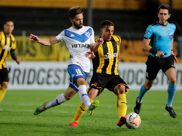 Vélez clasifica gracias a un agónico gol, Peñarol queda fuera