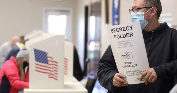 La Nación / EEUU: Trump denuncia fraude, Biden quiere contar “cada voto”