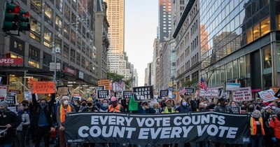 La Nación / Miles de personas en Nueva York piden: “Cada voto cuenta”