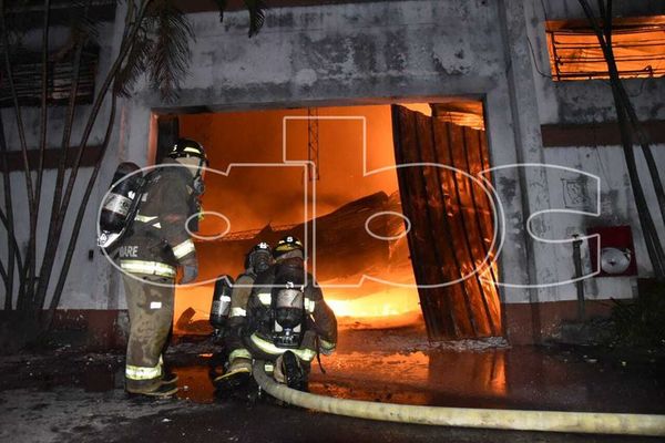 Incendio de grandes proporciones en una colchonería - Nacionales - ABC Color