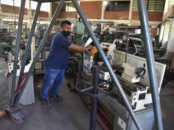 Volvieron al colegio y máquinas de taller ni operan por falta de recursos