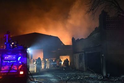 Bomberos aún no logran controlar incendio en colchonería - Nacionales - ABC Color