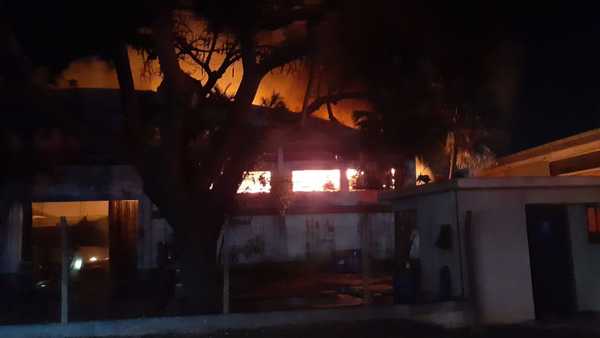 Incendio de gran magnitud consumió fábrica de colchones en Lambaré - Megacadena — Últimas Noticias de Paraguay