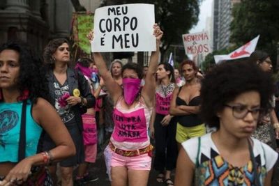 Humillación a mujer en juicio por violación indigna a Brasil