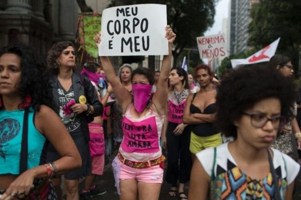 Humillación a mujer en juicio por violación indigna a Brasil