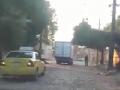 Taxista vs. camionero: De un roce pasaron a patadas, pedradas, y terminaron en la comisaría