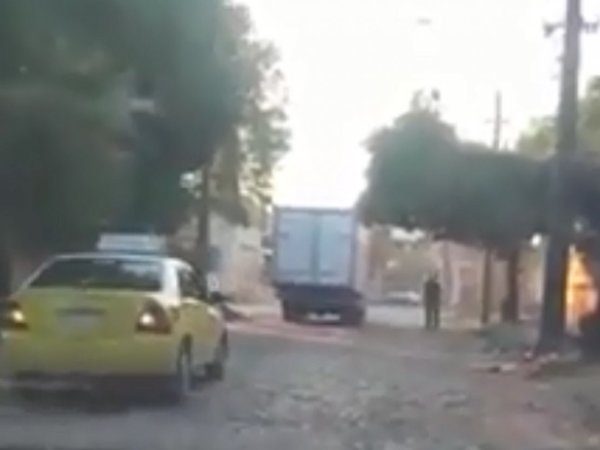 Taxista vs. camionero: De un roce pasaron a patadas, pedradas, y terminaron en la comisaría
