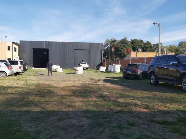 Megaincautación de cocaína: allanan un depósito de carbón de Turrini - Nacionales - ABC Color