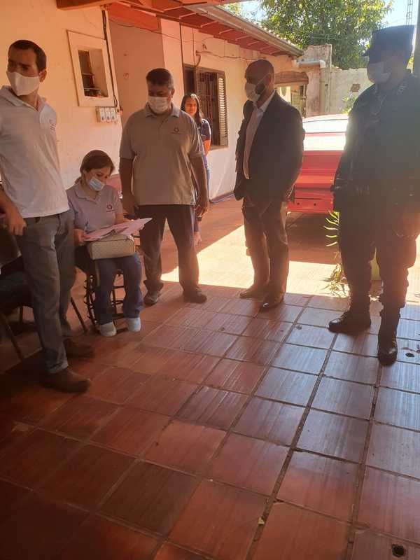 Allanan vivienda por supuesta quema de cubiertas e intoxicación de un vecino