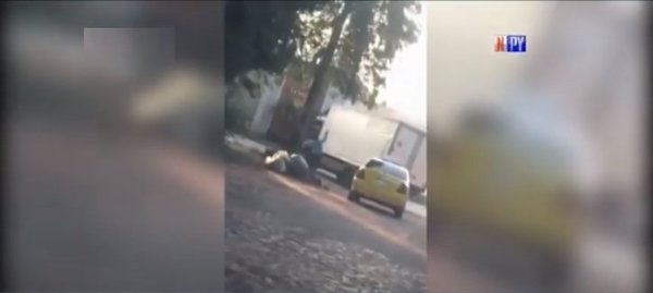 Día de furia: Violenta pelea entre taxista y camionero | Noticias Paraguay
