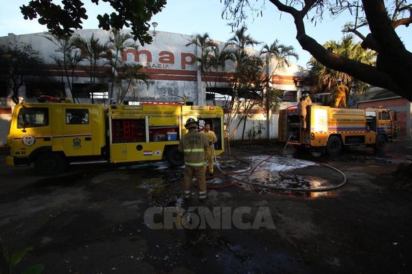 Crónica / (VIDEO) Feroz incendio en colchonería de Lambaré