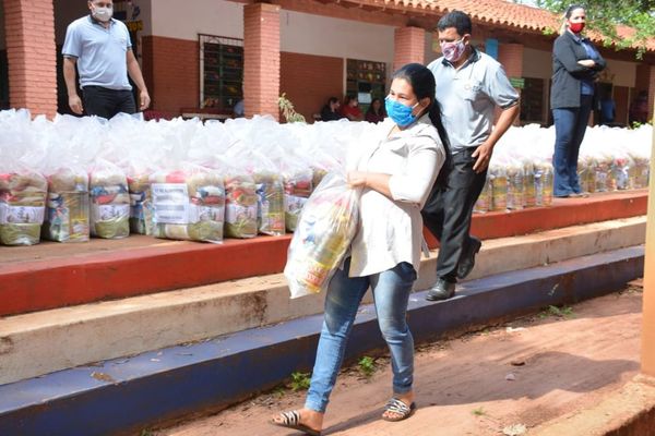 Gobernación distribuye kits de alimentos en Raúl A. Oviedo. - Noticiero Paraguay