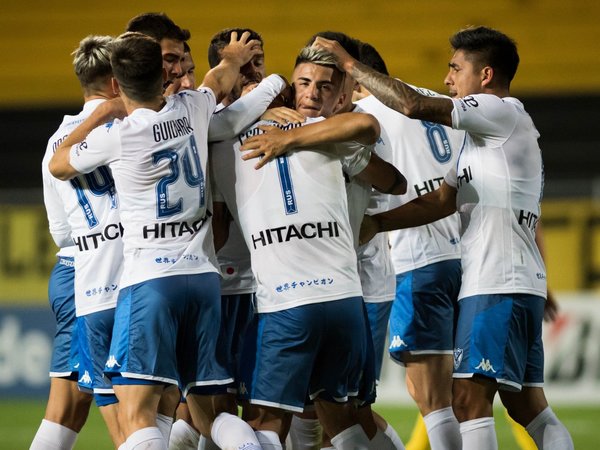 Vélez pasa a octavos con penal a los 93 minutos