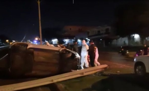 Conductora derriba columna y vuelca en zona de obras del multiviaducto