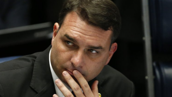 Fiscales acusan a hijo de Bolsonaro en investigación de lavado de dinero