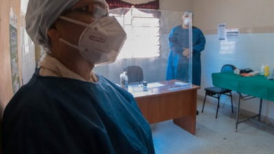 Salud adquiere trajes de protección biológica para personal médico