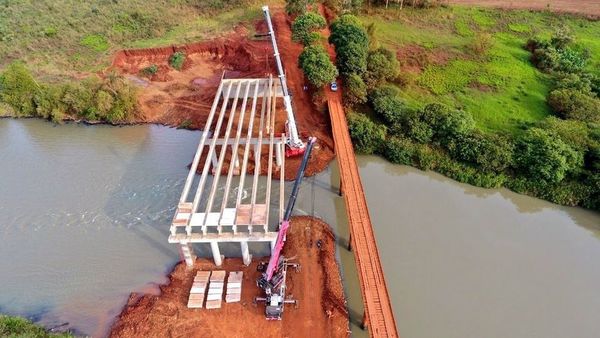 Precario puente sobre el río Monday en breve será reemplazado por una moderna estructura