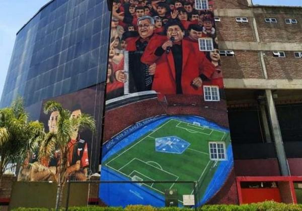 Retratan la Nueva Olla en homenaje a hinchas de Colón