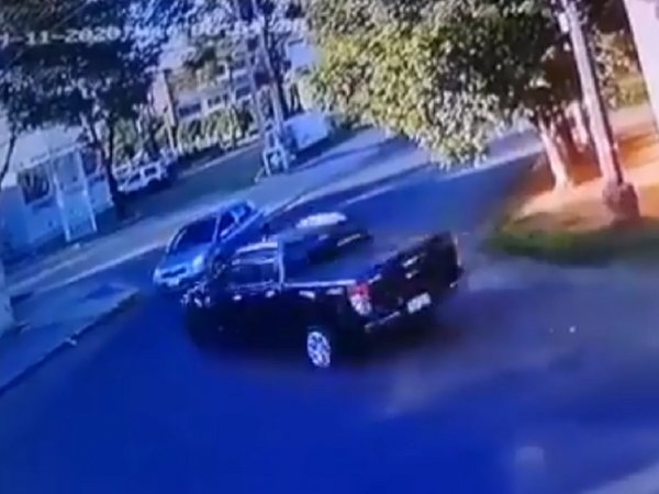 Cerró el paso a una ambulancia y chocó contra un auto al huir de los Lince
