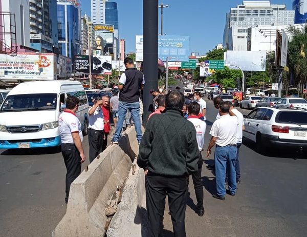«Fura fila»: Taxistas piden retiro de bloques para acortar camino al Puente