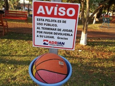 Insólita prueba antiladrón: dejan una pelota en la calle