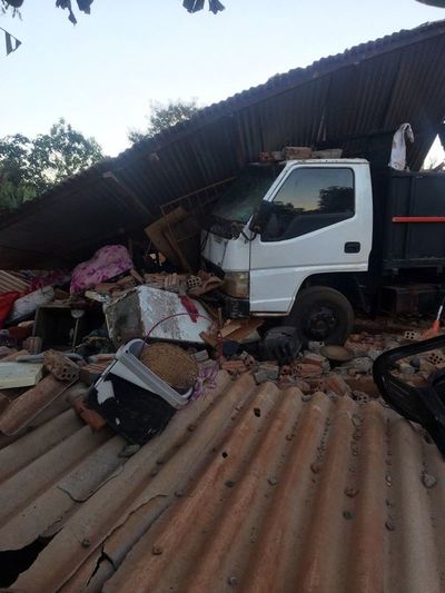 Camión destruye vivienda al chocar aparatosamente - ABC en el Este - ABC Color