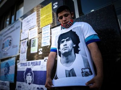 La recuperación de Maradona es "excelente" y se quiere marchar del hospital
