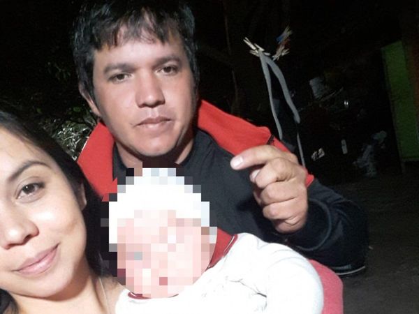 Joven pareja vende heladitos para pagar tesis