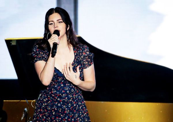 Lana del Rey anuncia disco navideño tras aplazar su séptimo álbum - Música - ABC Color