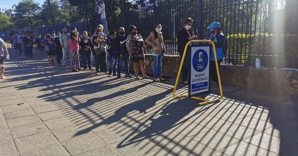 La Nación / Forman largas filas para compra de tarjetas electrónicas en puestos móviles