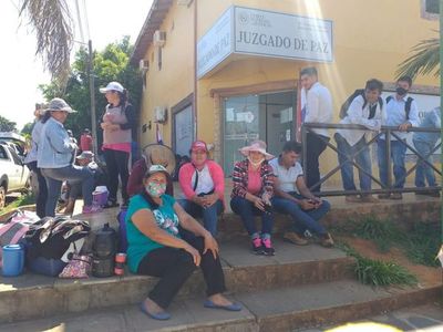 Manifestación frente al juzgado de Curuguaty por litigio por tierra - Nacionales - ABC Color