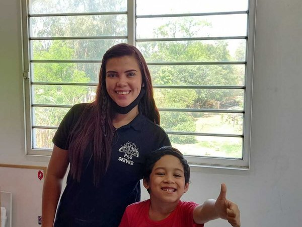 Una joven mamá instala y repara aires acondicionados