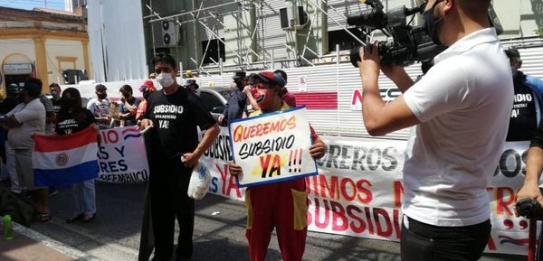 Crónica / Artistas lalaron por el “puchero” frente a Hacienda