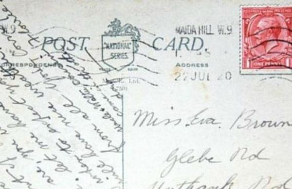 La misteriosa tarjeta postal que llegó 100 años después al buzón de una casa - C9N