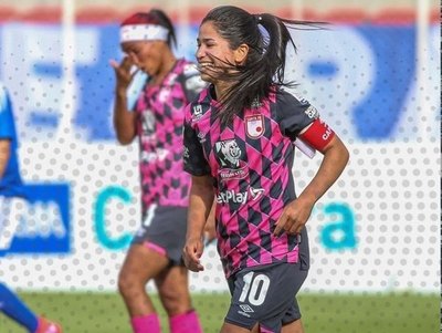 Fany Gauto fue capitana y goleadora en el clásico