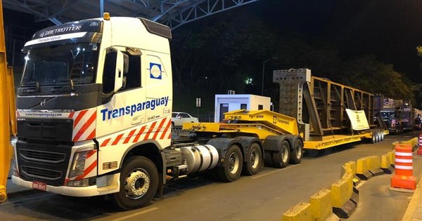 La Nación / Puente de la Integración: alistan vigas de 60 toneladas en lado paraguayo