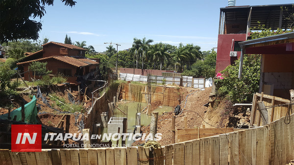 IBAN A CONSTRUIR UN EDIFICIO, HICIERON UN POZO, DESTRUYERON CASAS Y ABANDONARON LA OBRA