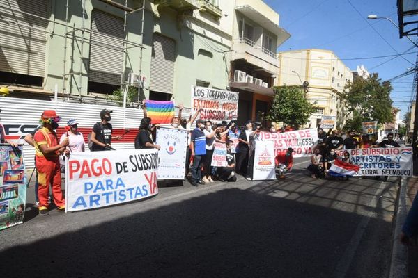 Gremio de artistas se manifestaron para exigir pago de subsidio