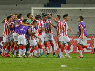 Unión remonta, elimina a Emelec y se mete en los octavos de final