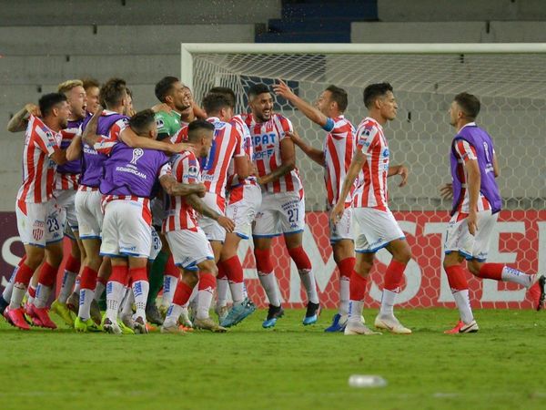 Unión remonta, elimina a Emelec y se mete en los octavos de final